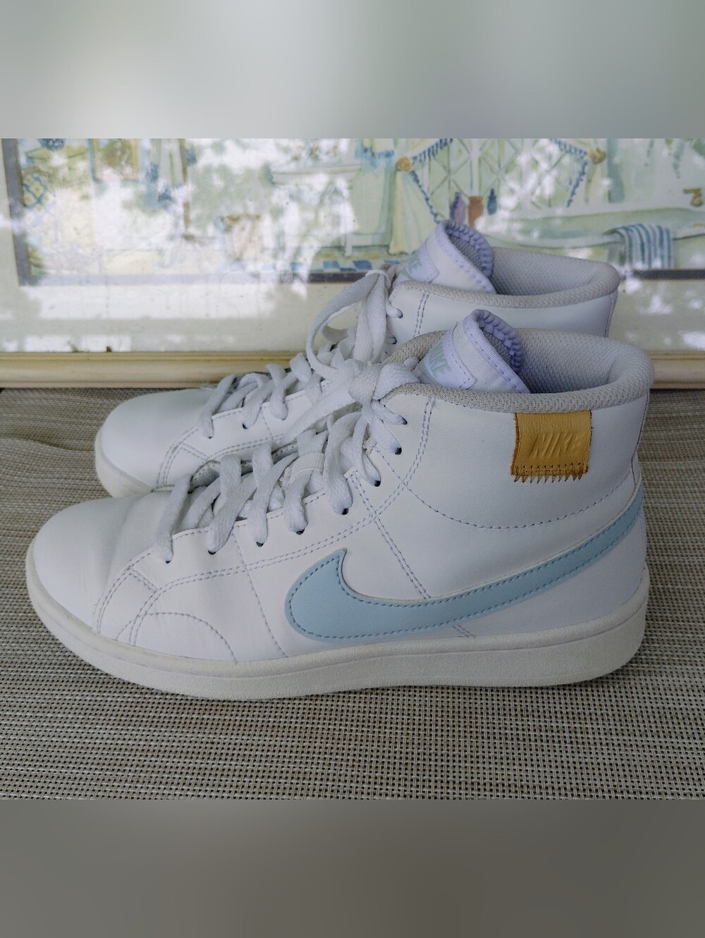Nike "Court Royale 2 Mid" White Leather/Blue "Tint" Casual Sneakers. Size 7.5.